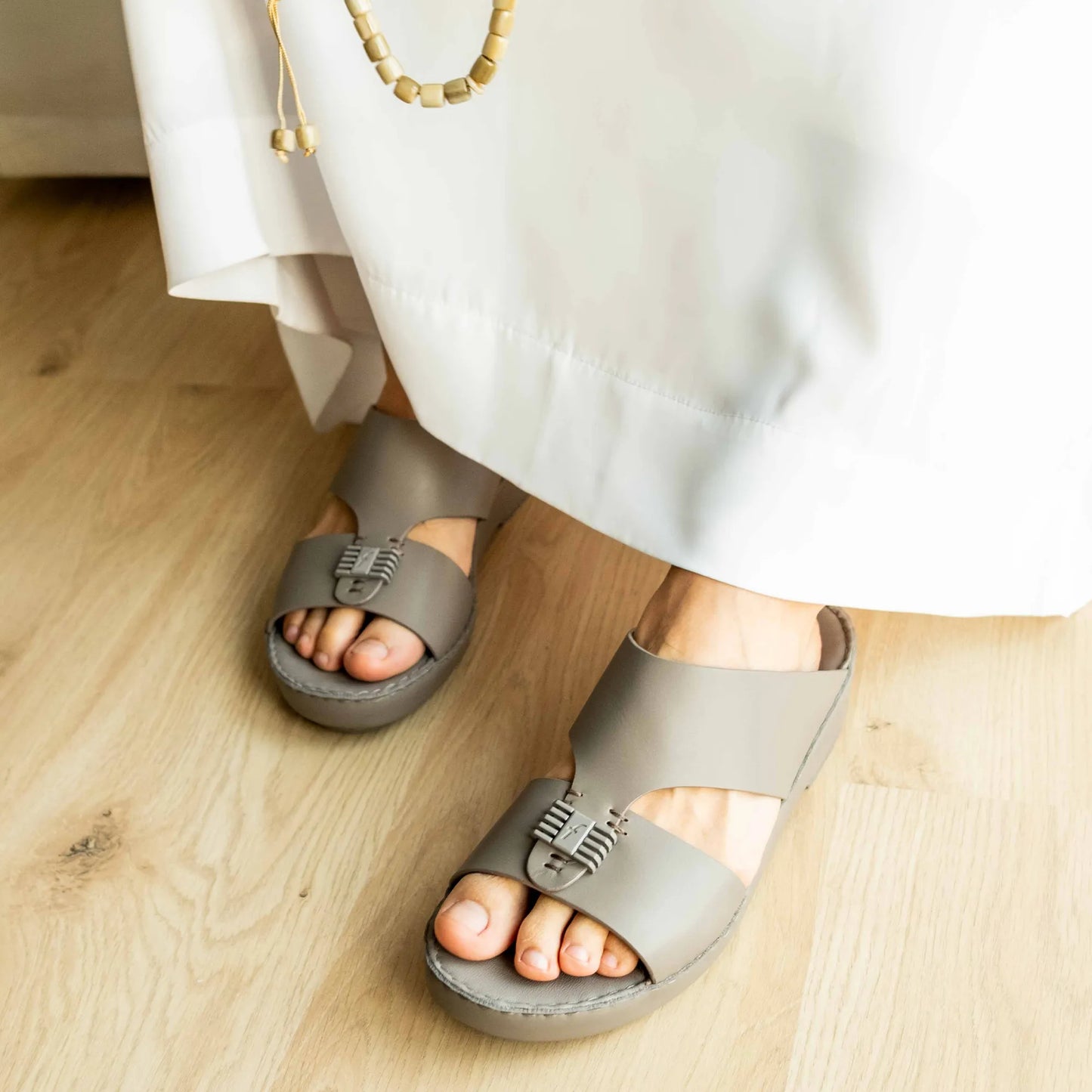 FARADA MENS SLIDE WITH TEXTURED BUCKLE SANDALS WARM GREY