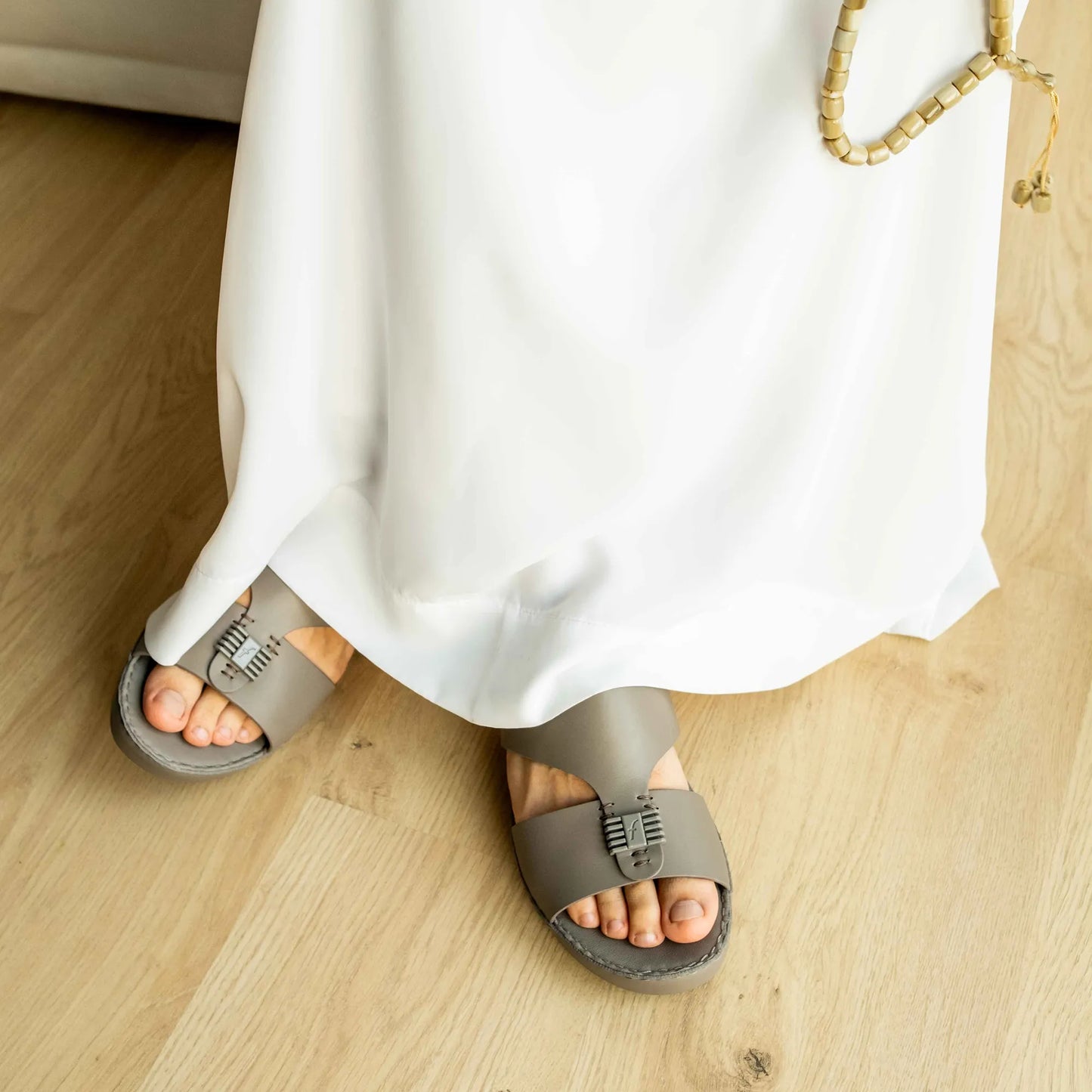 FARADA MENS SLIDE WITH TEXTURED BUCKLE SANDALS WARM GREY